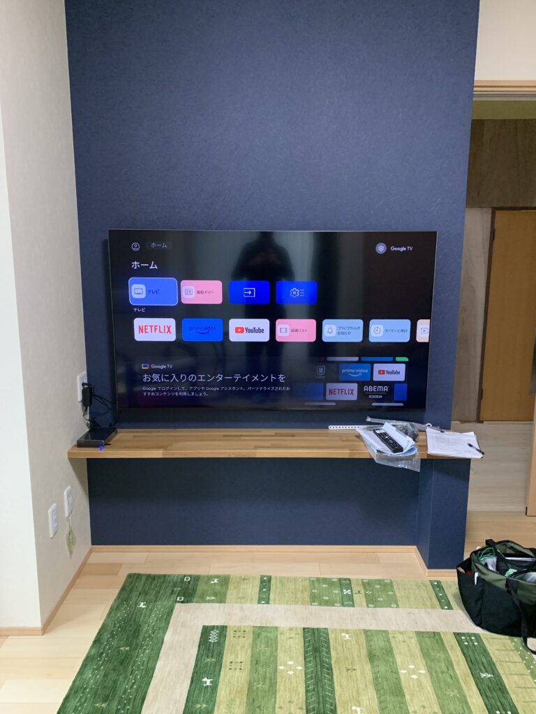 ご夫婦で新築を建てたばかりのお部屋にてテレビの壁掛け設置を行わせて頂きました。
スタイリッシュでおしゃれな部屋に早変わりです！