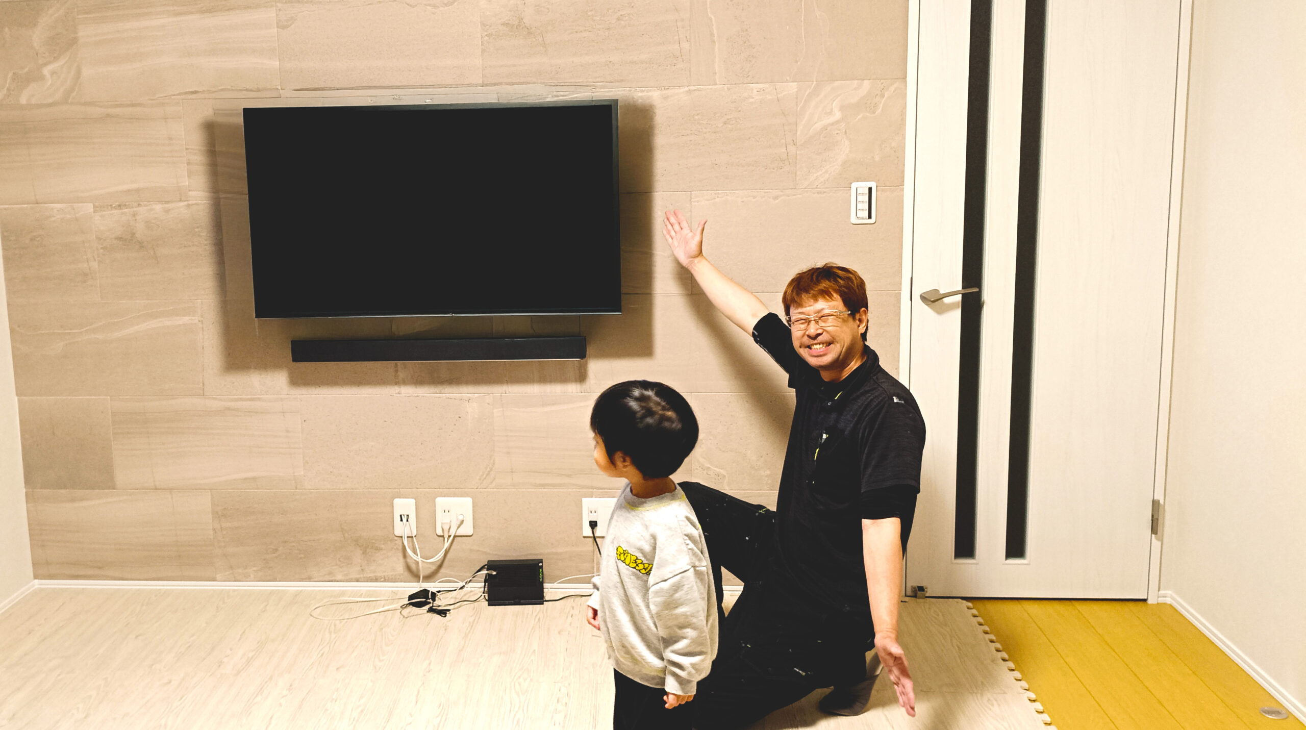 名古屋の壁掛けテレビ施工と壁のリフォーム専門。エコカラットとテレビの壁掛け施工の事例写真。