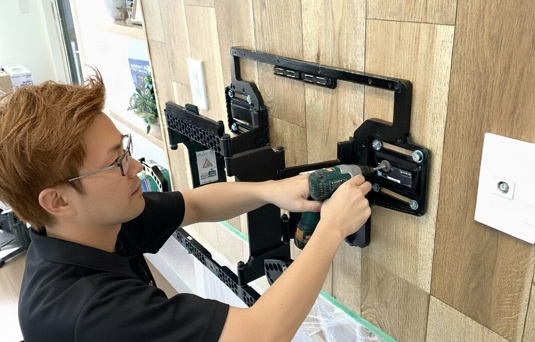 壁掛けテレビ施工前のリビング写真。テレビ台があり、配線が目立つ状態。